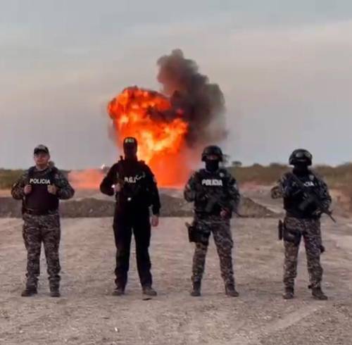 Los miembros de la Policía Nacional durante la destrucción de la pista clandestina.