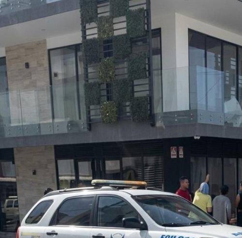 Imagen que muestra el edificio frente al que ocurrió el ataque armado.