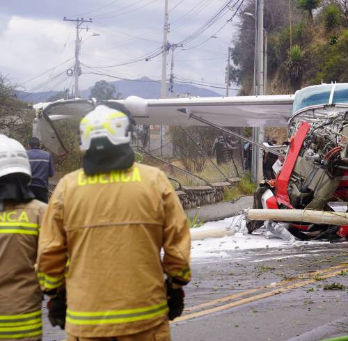 Organismos de socorro ejecutan acciones ante un accidente de avioneta en Cuenca.