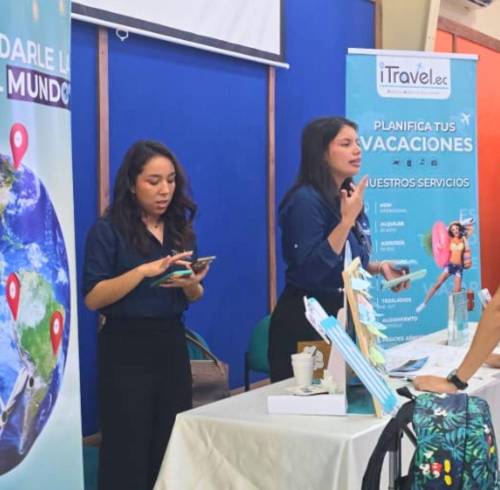 Una intérprete de señas se dirige a uno de los participantes de la primera edición de la feria en 2025.
