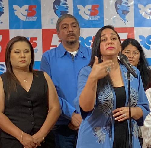 Gabriela Rivadeneira durante una rueda de prensa de Revolución Ciudadana.