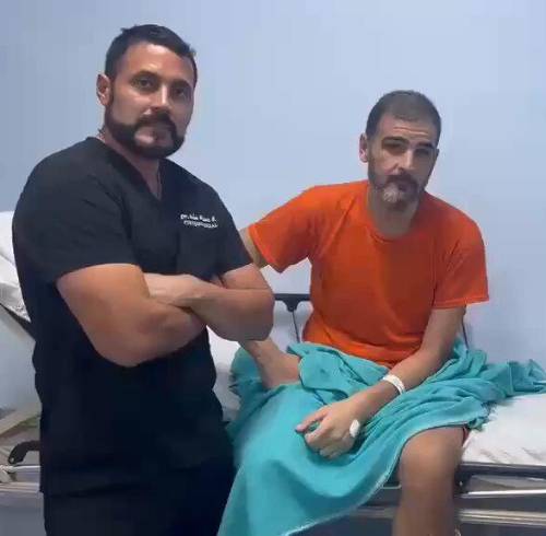 Alvarez junto a su abogado, Julio Cueva (D), y el cirujano que revisó su caso en la clínica privada a la que fue trasladado.