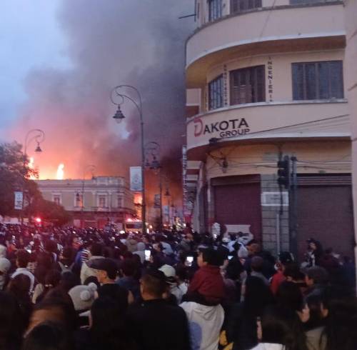 Incendio estructural en el centro histórico de Riobamba.