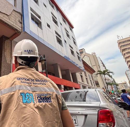 Personal técnico de Gestión de Riesgos de Segura EP realizó una inspección en un edificio de Guayaquil.