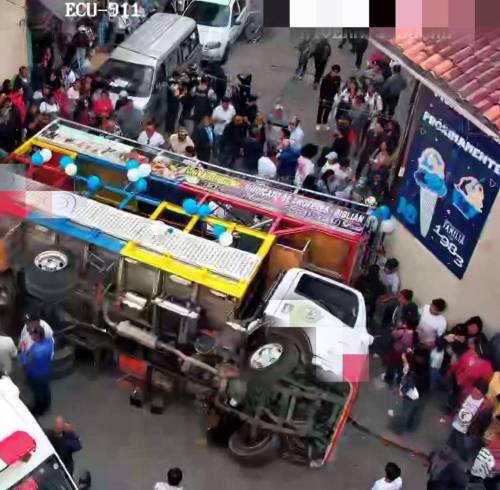 Chiva se volcó durante desfile de los 140 años de fundación de la Unidad Educativa Particular La Providencia.