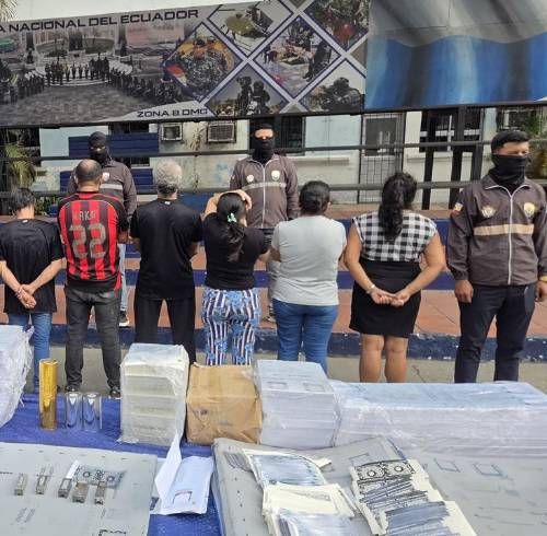 Los diez aprehendidos, siete hombres y tres mujeres, presuntamente vinculados con la actividad ilícita.