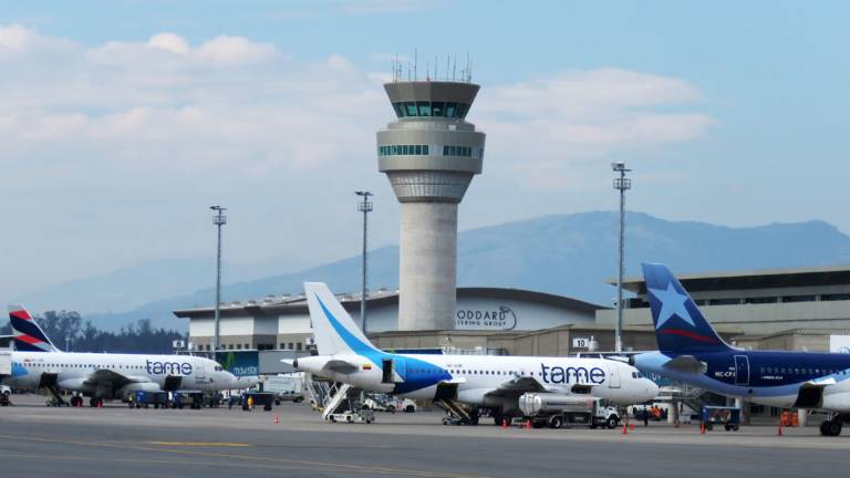 Ecuador adopta política para liberalizar transporte aéreo