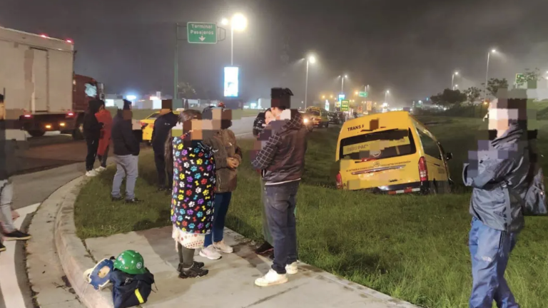 Buseta se volcó en la vía a Collas, sector Tababela, y dejó 18 personas heridas