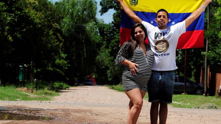 De Venezuela a Argentina, a pie, para llegar al parto de su novia