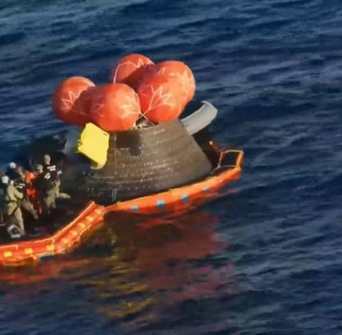 Captura de imagen de una transmisión de la NASA de la capsula Orión.