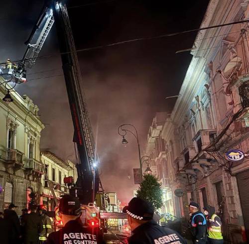 Operativo para controlar el incendio en el centro de la ciudad.
