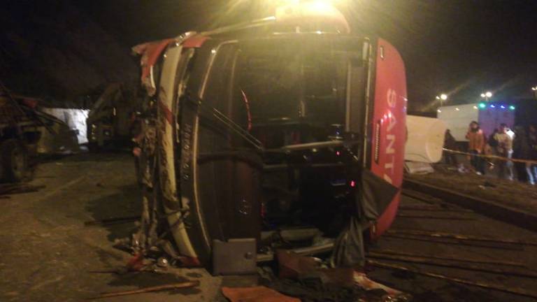 Un muerto y 12 heridos en volcamiento de autobús en Ambato