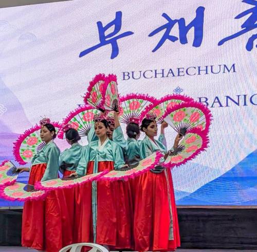 Fotografía que muestra a artistas interpretando un baile tradicional coreano durante el primer día del evento.