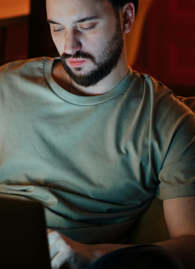 Fotografía refencial de un hombre viendo una oágina web.