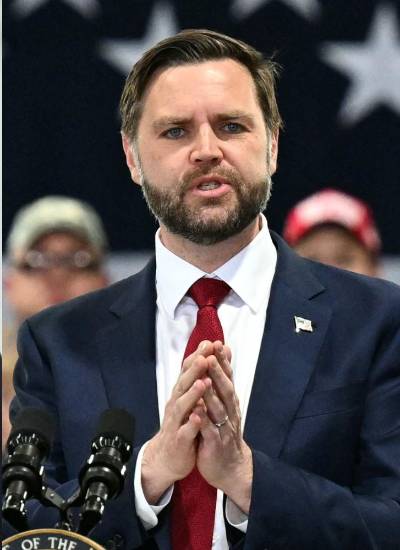 Combo de fotografías del mandatario de Ecuador, Daniel Noboa (I), y el vicepresidente estadounidense JD Vance.