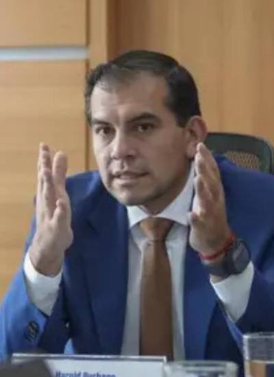 Combo de fotografías de la prefecta de Pichincha, Paobla Pabón, y el ministro del Trabajo, Harold Burbano.