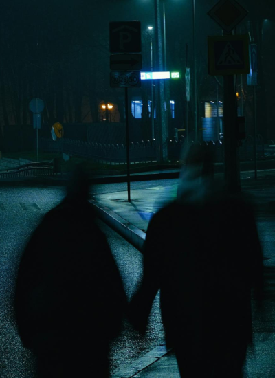 Fotografía referencial de personas caminando por una calle poco iluminada.