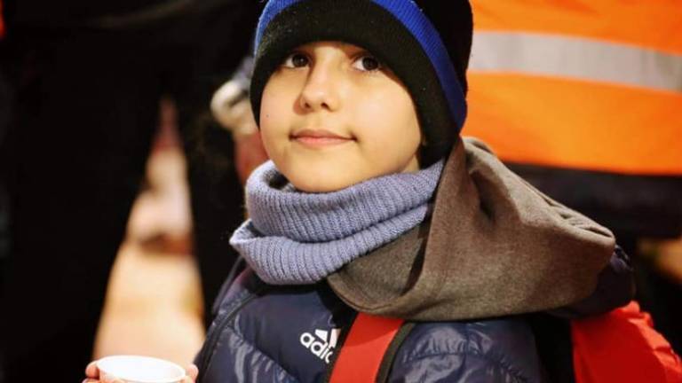 Un niño ucraniano llega solo a Eslovaquia y un número de teléfono en su mano