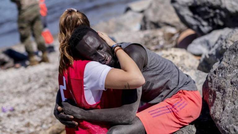 La buena voluntad de Luna, quien realiza sus prácticas de grado en Ceuta, ha sido aplaudida por unos, pero criticada por otros.