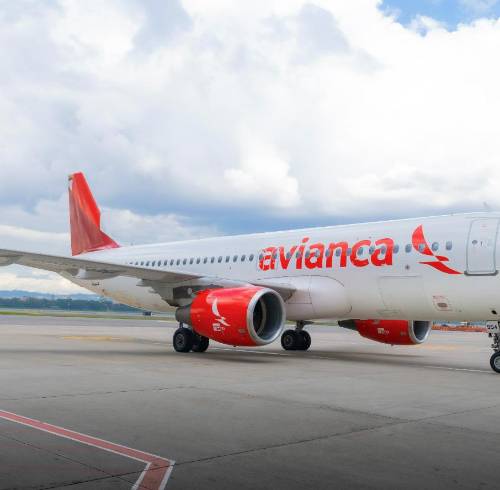 Avión de Avianca sobre la pista de aterrizaje.