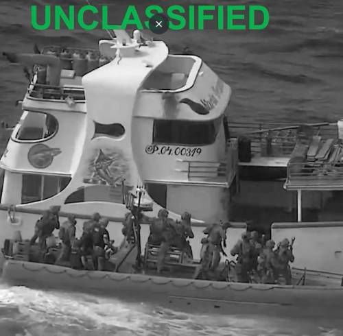 Captura de video que muestra cómo la embarcación ecuatoriana, referida como estación flotante, fue interceptada.
