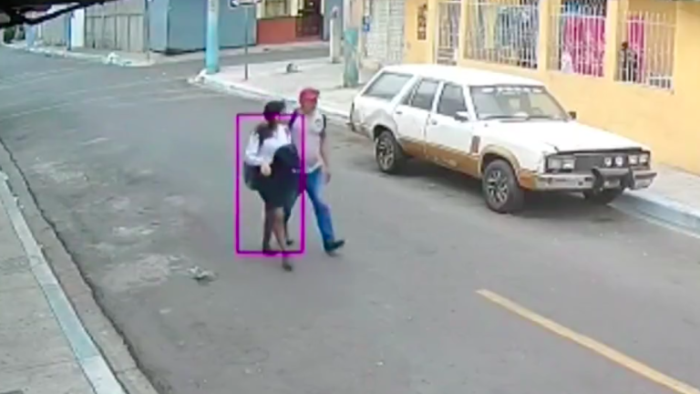 Videos captaron cómo una estudiante logró salvarse de ser secuestrada en Guayaquil