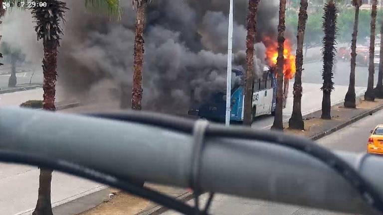 El bus de servicio público que se incendió en plena avenida Francisco de Orellana.