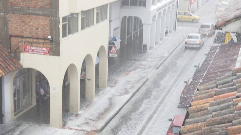 Lluvia con granizo y acumulación de agua en Cuenca