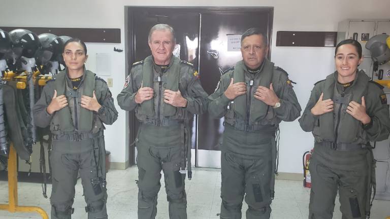 Fuerza Aérea gradúa a sus dos primeras mujeres pilotos de combate