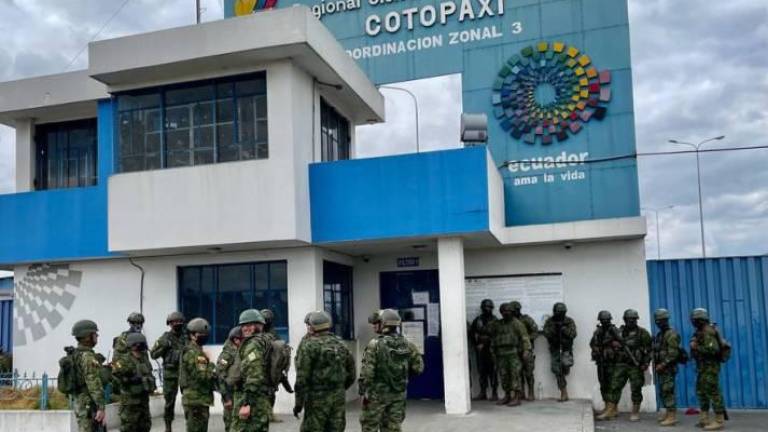 Dos militares pretendían ingresar celulares a la cárcel de Cotopaxi: llevaban los objetos en sus chalecos