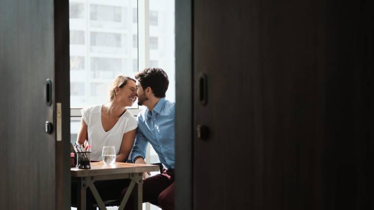 Día de San Valentín 2025: 4 de cada 10 ecuatorianos se enamoró en su lugar de trabajo, pero mantuvo la relación en secreto