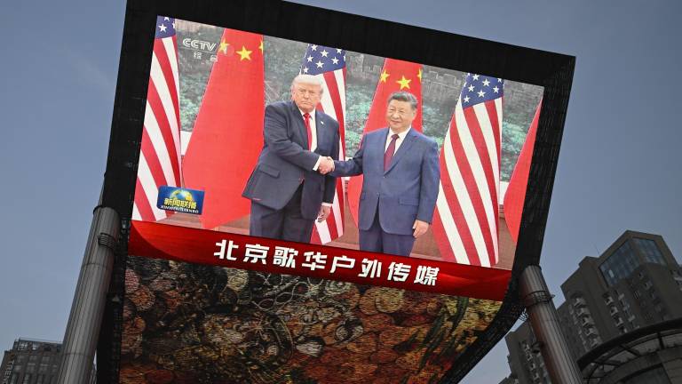 Una gran pantalla muestra la retransmisión del encuentro entre el presidente chino Xi Jinping y el presidente estadounidense Donald Trump en el Gran Salón del Pueblo en Pekín, el 14 de mayo de 2026.
