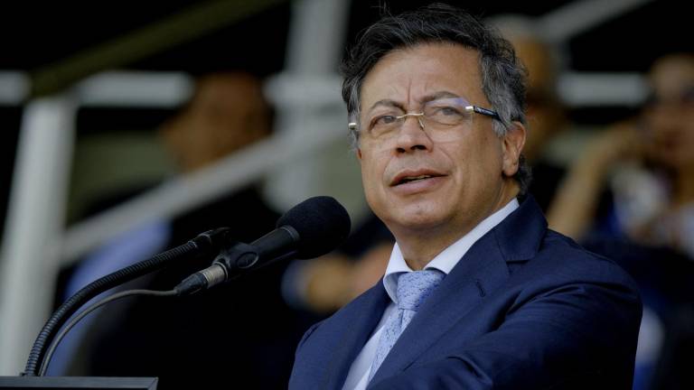 Gustavo Petro hablando durante la ceremonia militar de investidura del nuevo director de la Policía Nacional de Colombia, William Rincón.