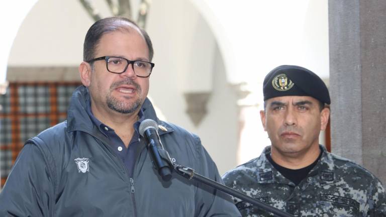 Fotografía de archivo del ministro del Interior ecuatoriano, John Reimberg (I).