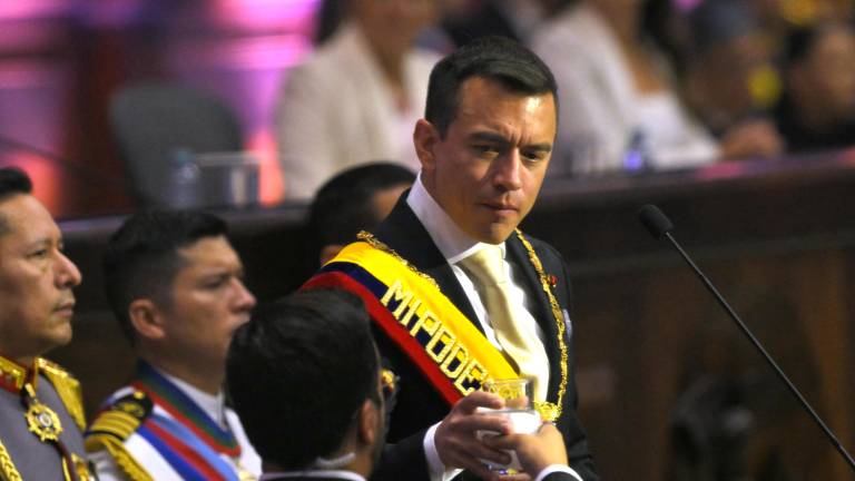 El presidente de Ecuador, Daniel Noboa, sostiene un vaso de agua mientras presenta su Informe Anual, en Quito, el 24 de mayo de 2026.