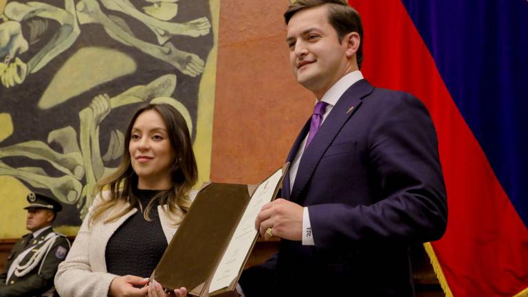 Fotografía qe muestra a la presidenta del Legislativo, Mishel Mancheno, tomando el juramento a Esteban Torres.