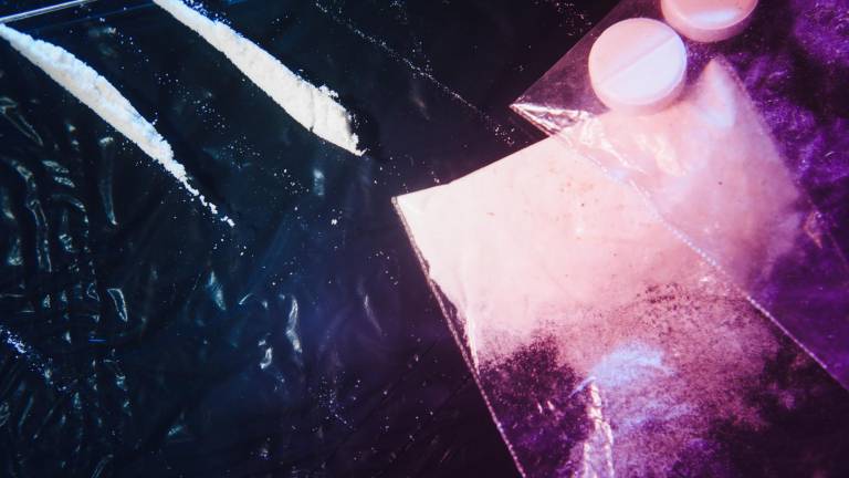 ¿Qué es la cocaína rosa? Joven murió tras ingerir bebida energética con esta droga en España