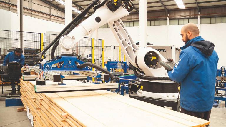Henaselec, a través de Atlas Robots, desarrolla instalaciones robóticas estandarizadas para el paletizado y despaletizado automático.