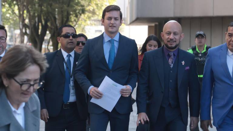 Esteban Torres junto a su bancada de ADN acudieron a la Fiscalía en Quito.