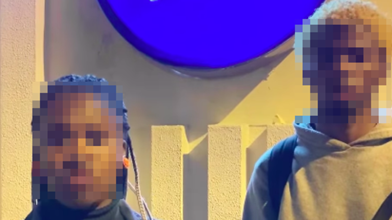 Madre denuncia racismo hacia su hijo durante control militar en Quito: Esto dice la institución