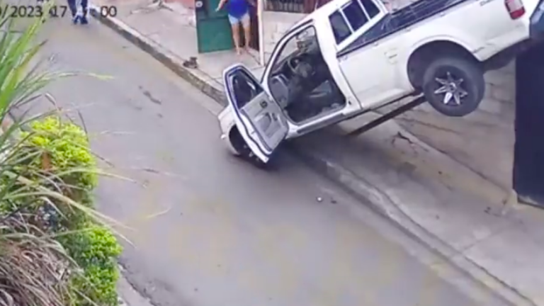 Impactante video: niño fue atropellado por camioneta que circulaba de retro en Guayaquil