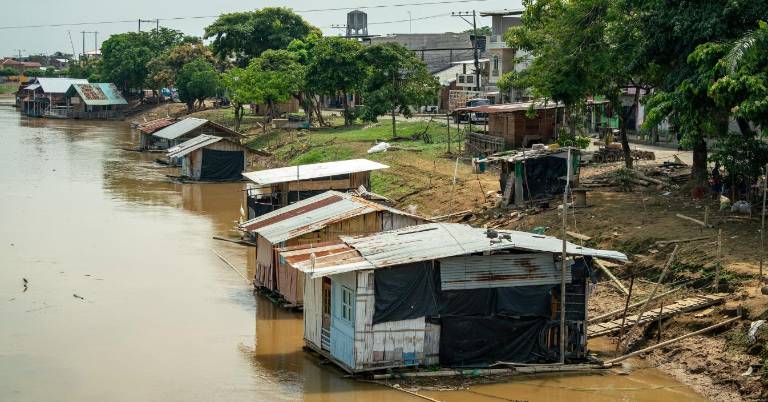$!Casas flotantes en el Río Babahoyo deterioradas y que a menudo están asociadas a precariedad, pobreza y contaminación.