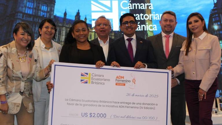 Fotografía de la entrega del incentivo económico a la ganadora de la iniciativa ADN Femenino, edición 2025.