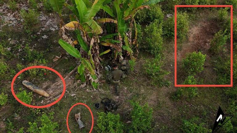 El presidente Gustavo Petro expuso fotos de la bomba que rebotó a Colombia.