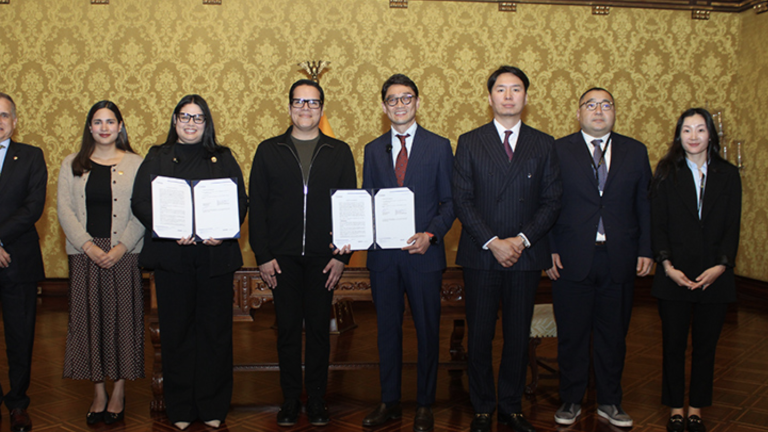 Minera de Singapur planea invertir USD 300 millones en oro, cobre y tierras raras de Ecuador