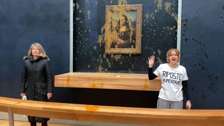 Atacan a la Mona Lisa en el Louvre de París: activistas climáticas arrojan sopa sobre el cristal que protege al lienzo