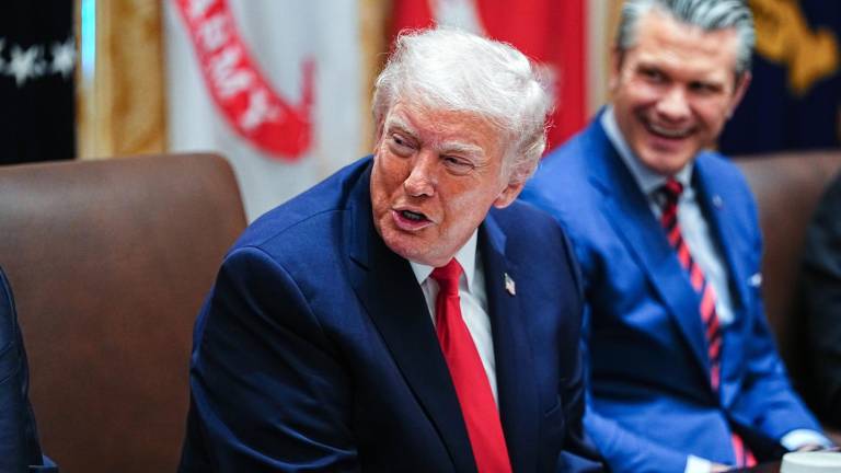 El presidente de Estados Unidos, Donald J. Trump (izq.), habla junto al secretario de Defensa, Pete Hegseth.