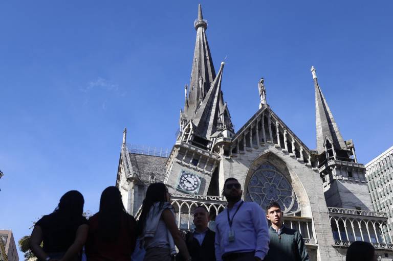 $!Daños en la Catedral de Manizales tras el terremoto registrado en Colombia este 10 de agosto de 2026. El fuerte sismo se sintió en Bogotá, Cali, Quito y Panamá.