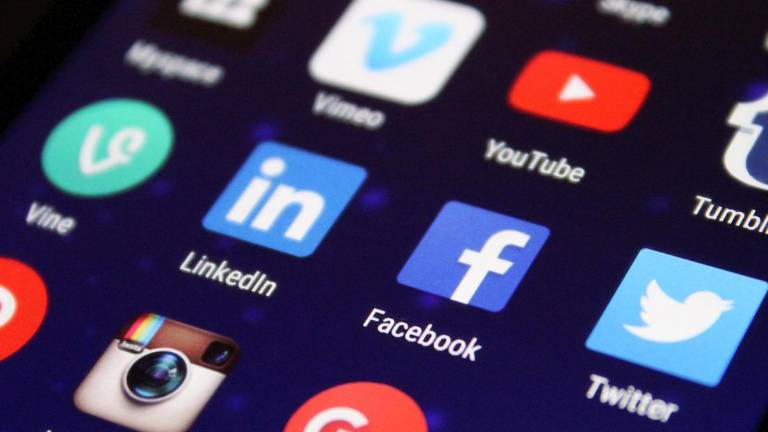 EE.UU. planea revisar el historial de redes sociales de los últimos cinco años a turistas de 42 países