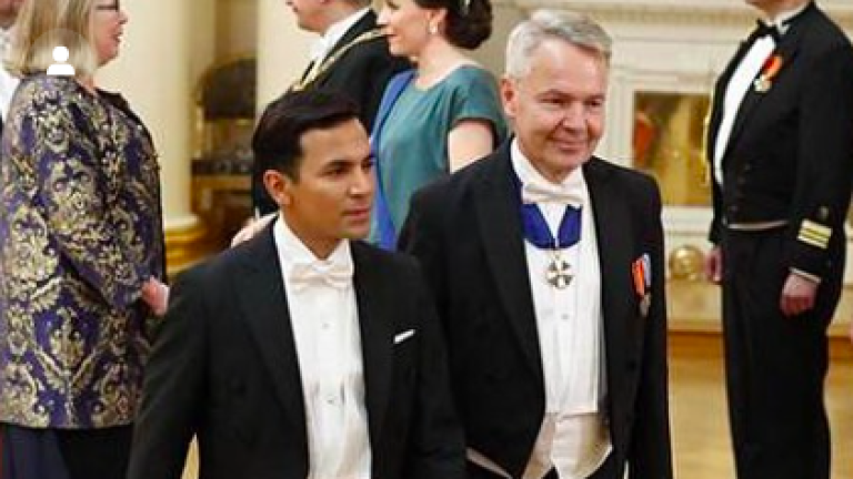 Ecuatoriano podría ser el primer esposo presidencial de Finlandia: esto se conoce sobre el estilista esmeraldeño